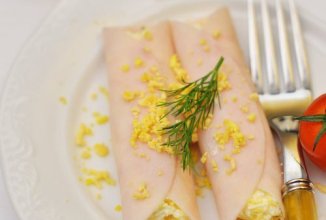 Рулетики из ветчины с сыром и чесноком