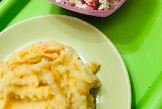 Овощное пюре с легким салатом со сметаной .