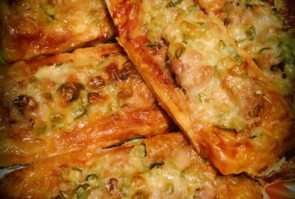 Открытые слойки с фаршем, маринованными огурчиками и сыром