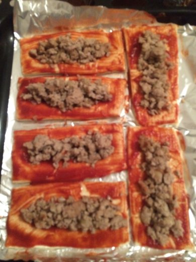 Открытые слойки с фаршем, маринованными огурчиками и сыром - Шаг 3