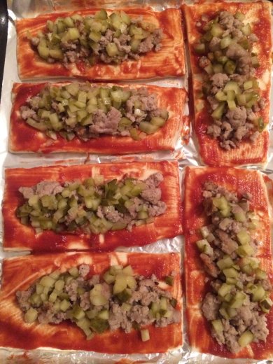 Открытые слойки с фаршем, маринованными огурчиками и сыром - Шаг 4