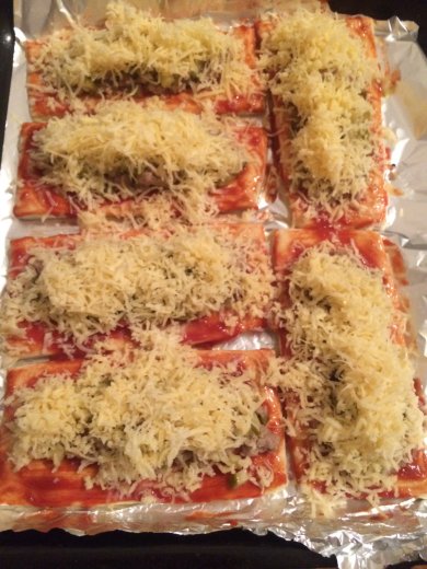 Открытые слойки с фаршем, маринованными огурчиками и сыром - Шаг 5