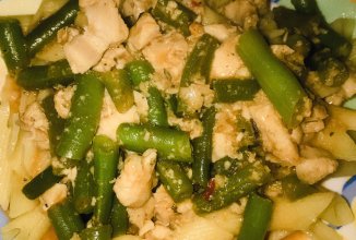 Острая курица в соусе со стручковой фасолью