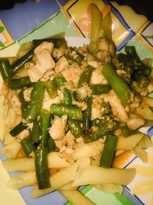 Острая курица в соусе со стручковой фасолью
