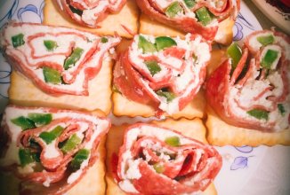 Рулет из салями, творога и зеленого перца.