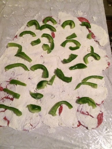 Рулет из салями, творога и зеленого перца. - Шаг 3