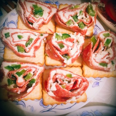 Рулет из салями, творога и зеленого перца. - Шаг 4