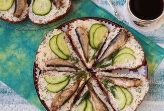 Бутерброды со шпротами и чесноком