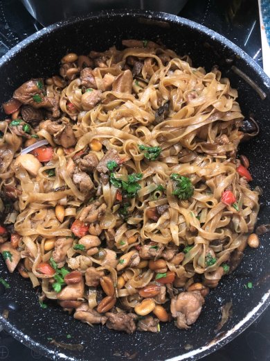 Рисовая лапша с курицей, грибами и арахисом - Шаг 8