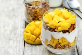 Гранола с манго и красной смородиной