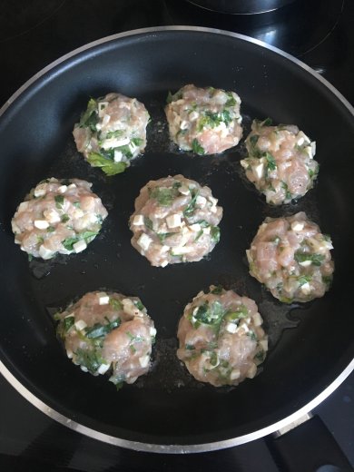 Куриные котлеты с фетой и зеленью - Шаг 1