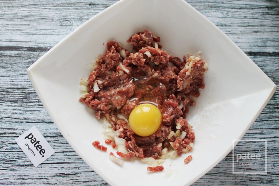 Котлеты из говядины жаренные на сковороде - Шаг 7