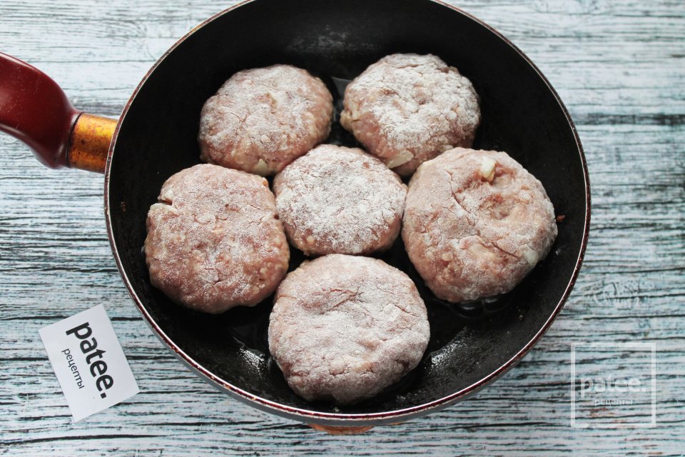 Котлеты из говядины жаренные на сковороде - Шаг 9