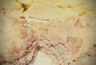 Куриные колбаски с соусом из горчицы с томатом