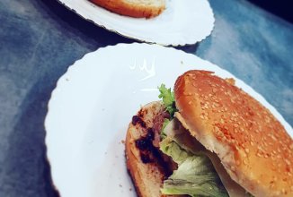 Бургер с луковым соусом и сыром