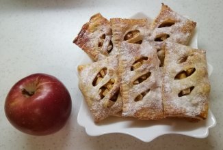 Слойки с яблоком и корицей