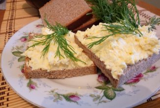 Закуска из сыра и яиц