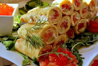 Роллы из омлета с красной рыбой