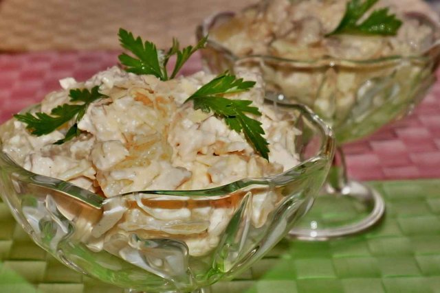 Куриный салат с маринованным луком