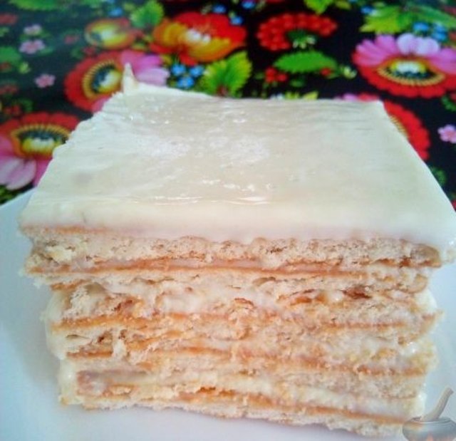 Мини-торт из печенья и сметанного крема (без выпечки)