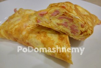 Оригинальный завтрак для всей семьи. Омлет с колбаской и сыром.