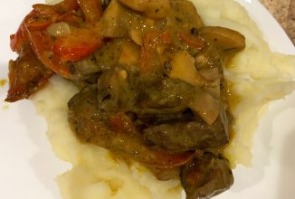 Мясо с болгарским перцем и шампиньонами