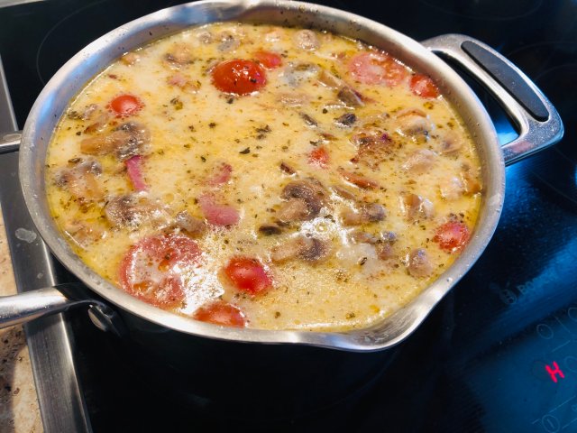 Сырный суп с беконом и помидорами