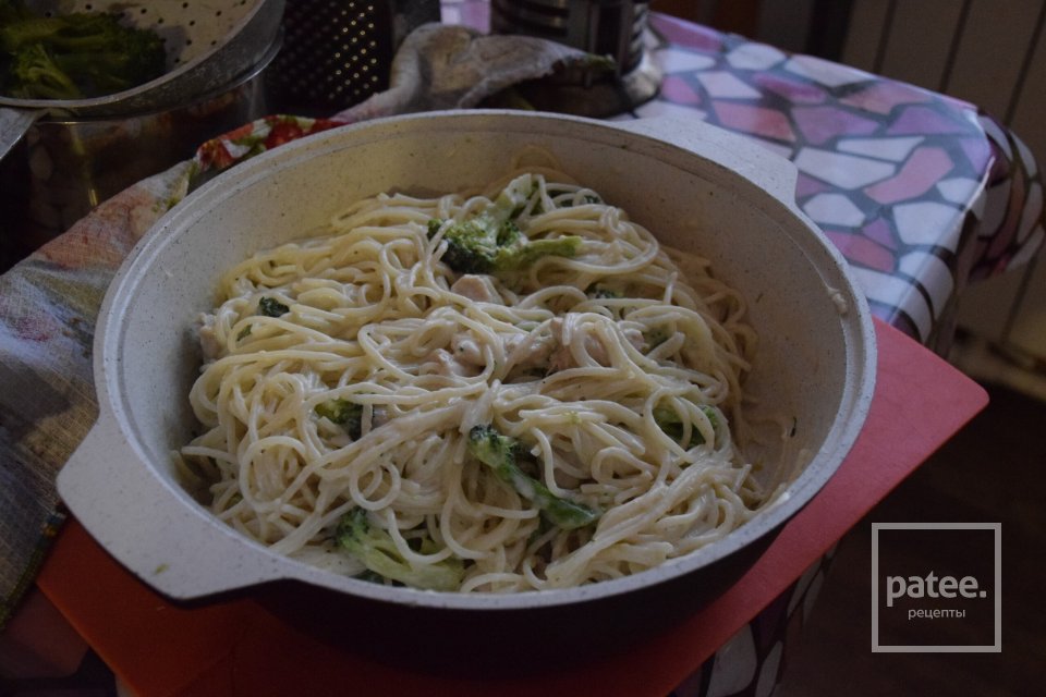 паста с курицей и брокколи в сливочном соусе - Шаг 4