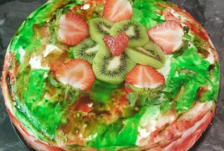 Торт бисквитный киви с клубникой