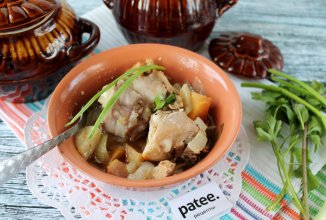 Кролик с айвой в горшочках в духовке