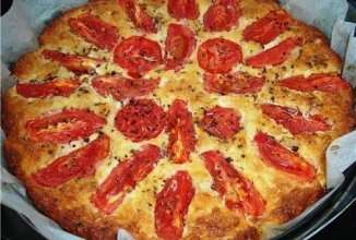 Творожная запеканка с чесноком и томатами