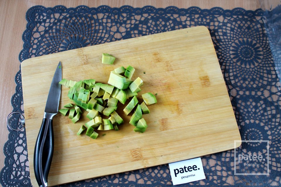 Салат с сайрой и авокадо - Шаг 5