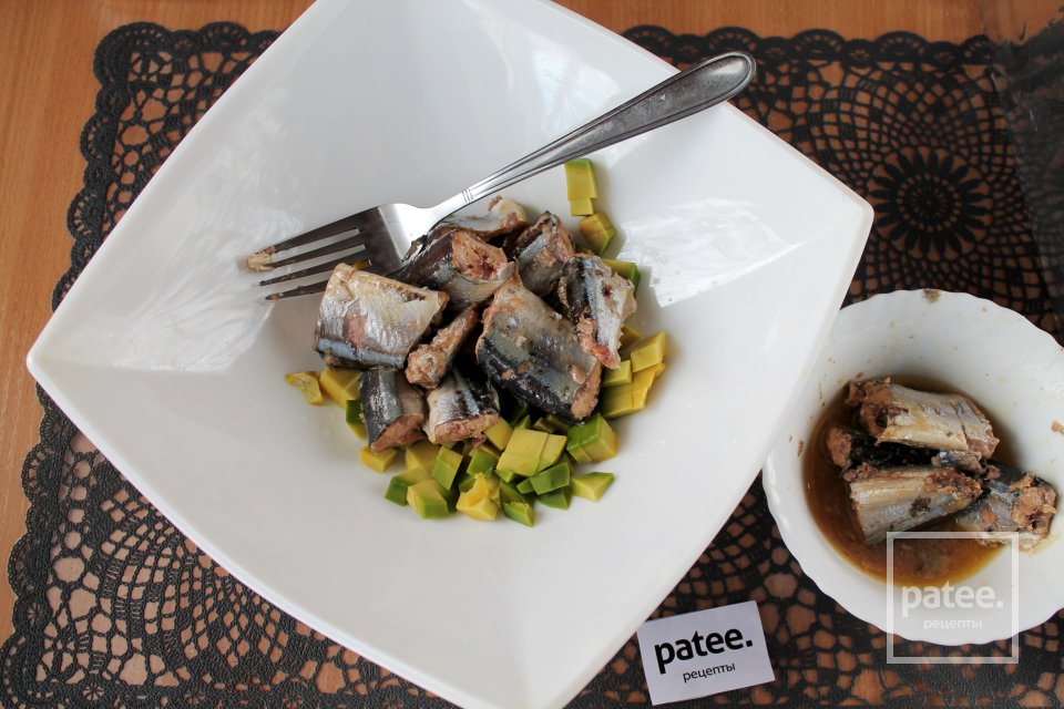 Салат с сайрой и авокадо - Шаг 8