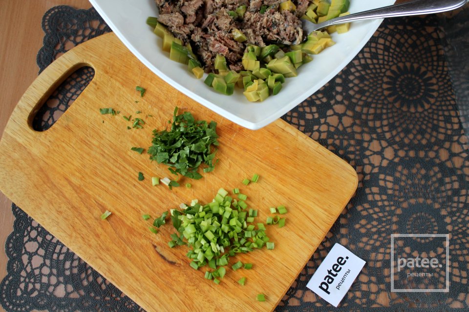 Салат с сайрой и авокадо - Шаг 10