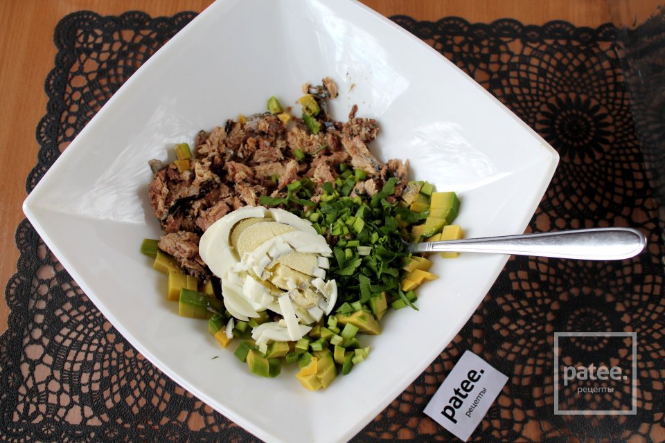 Салат с сайрой и авокадо - Шаг 12