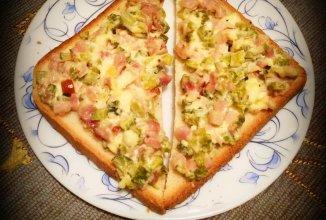 Горячие бутерброды с маринованными огурчиками и копчёной курицей.