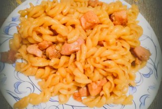 Паста с куриными бедрышками в медово-соевом соусе.