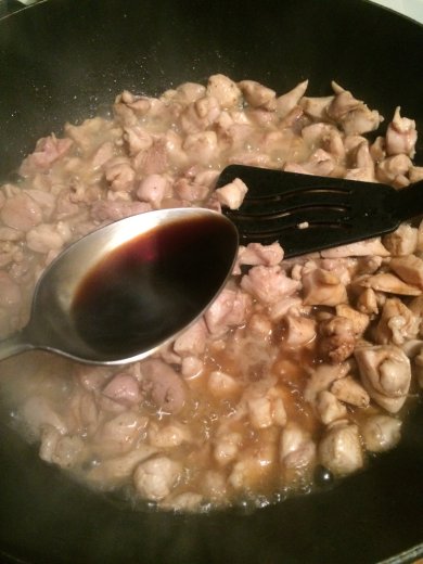 Паста с куриными бедрышками в медово-соевом соусе. - Шаг 5