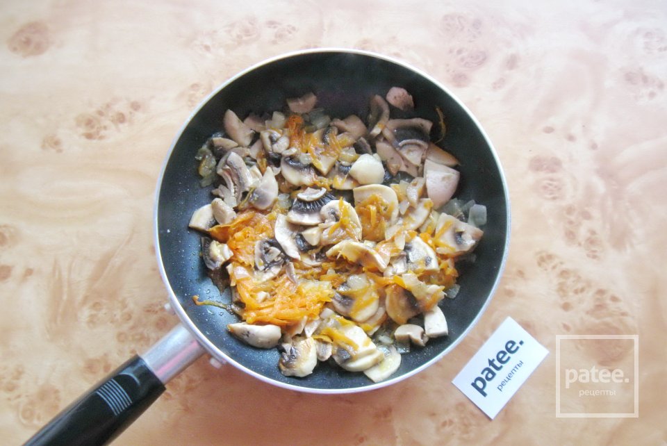 Рулетики из свинины с грибами - Шаг 6