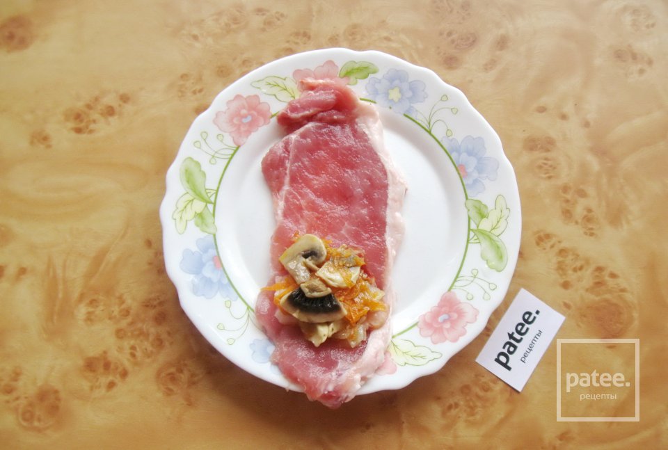 Рулетики из свинины с грибами - Шаг 7