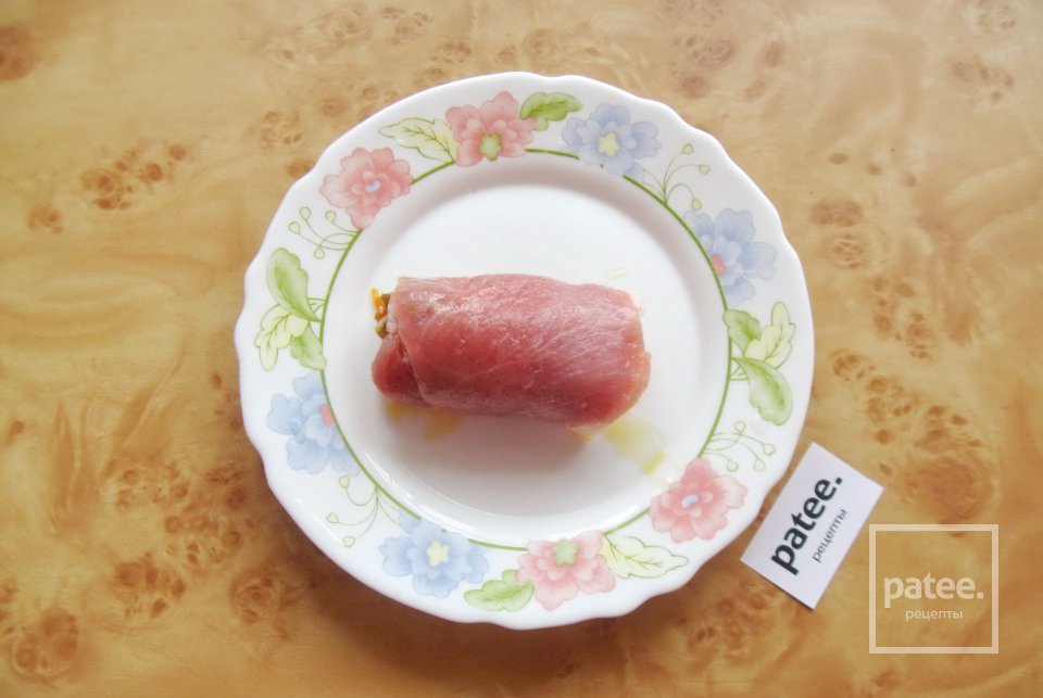 Рулетики из свинины с грибами - Шаг 8