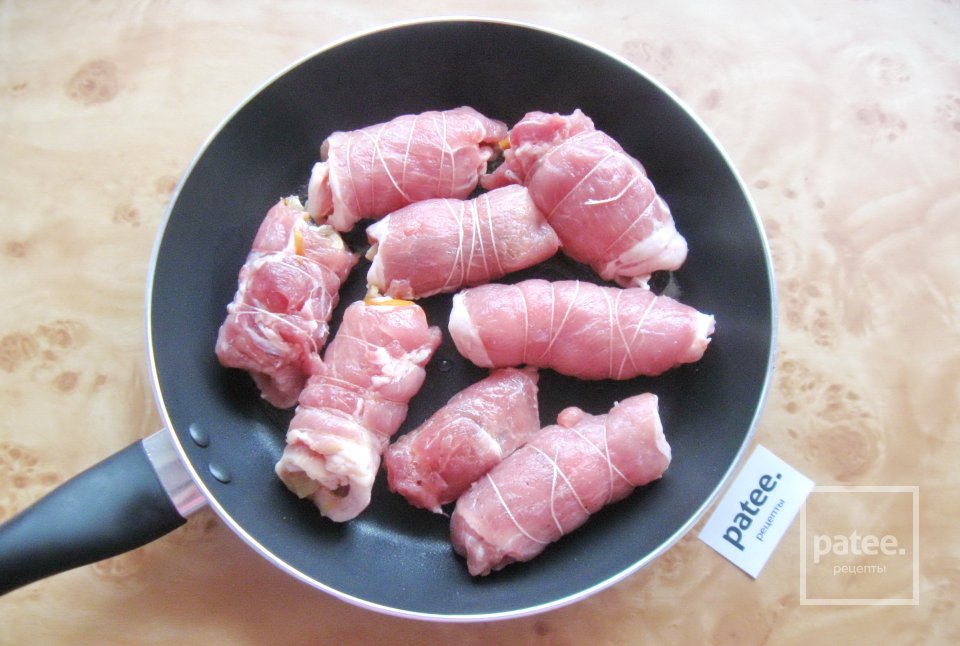 Рулетики из свинины с грибами - Шаг 9