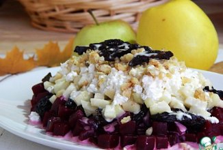 Салат со свеклой, творогом и яблоками