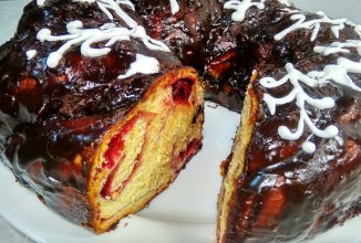 Сдобный калач с начинкой в шоколадной глазури