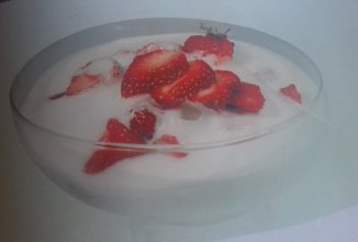 Полуниця під снігом