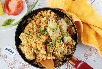 Плов из булгура с курицей на сковороде