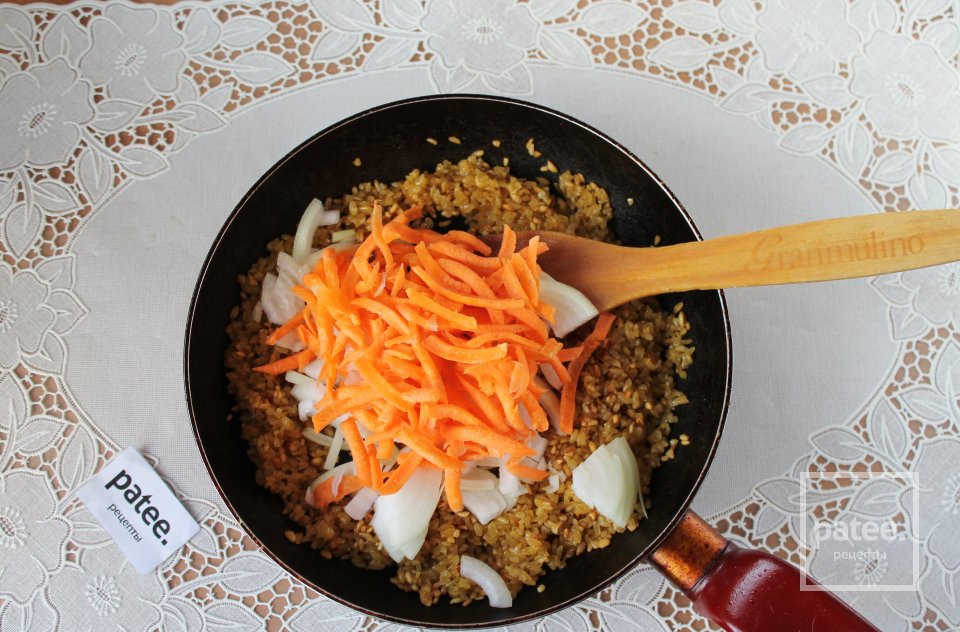 Плов из булгура с курицей на сковороде - Шаг 6