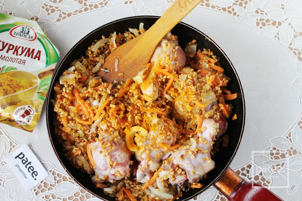 Плов из булгура с курицей на сковороде - Шаг 8