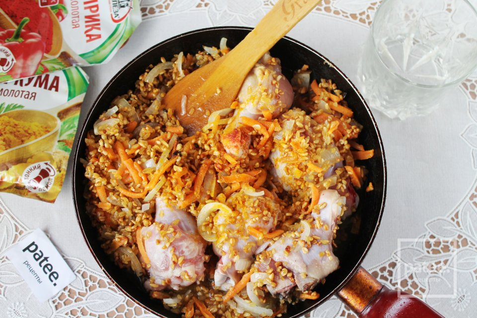 Плов из булгура с курицей на сковороде - Шаг 10