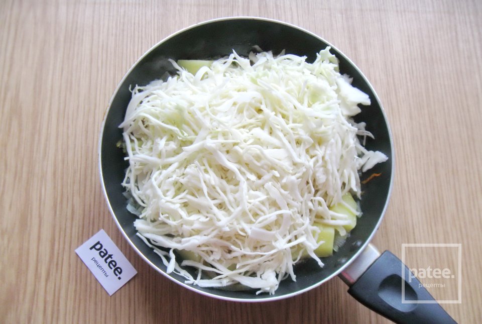 Капуста тушеная с картофелем и грибами - Шаг 4